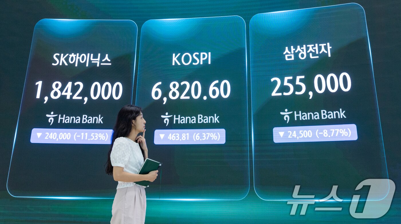 본문 이미지 - 16일 오후 서울 중구 하나은행 본점 딜링룸 전광판에 코스피 종가와 SK하이닉스, 삼성전자 주가가 나오고 있다. 2026.7.16 ⓒ 뉴스1 안은나 기자