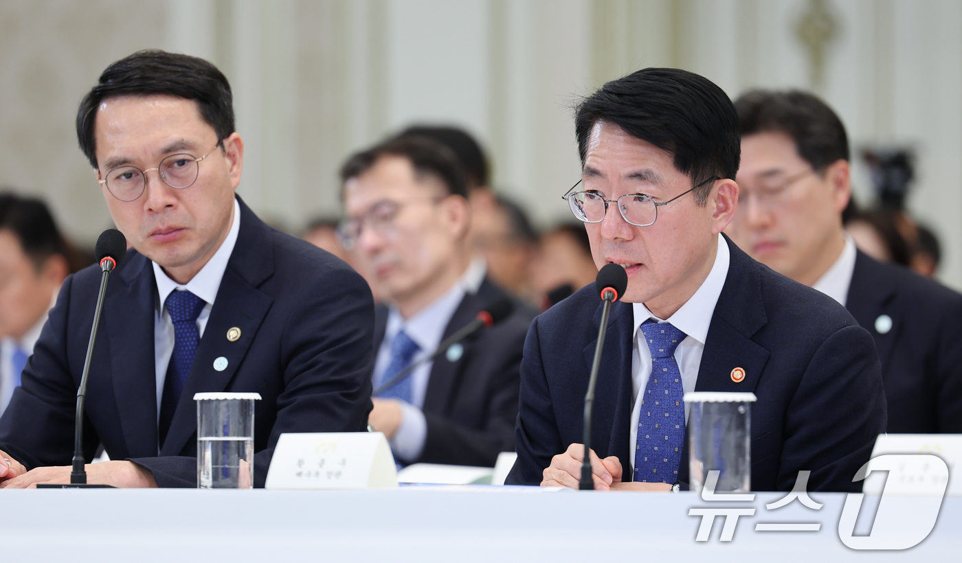 (서울=뉴스1) 이재명 기자 = 황종우 해양수산부 장관이 16일 청와대 영빈관에서 열린 국토교통부, 농림축산식품부, 해양수산부 2차 업무보고에서 보고를 하고 있다. 2026.7.1 …