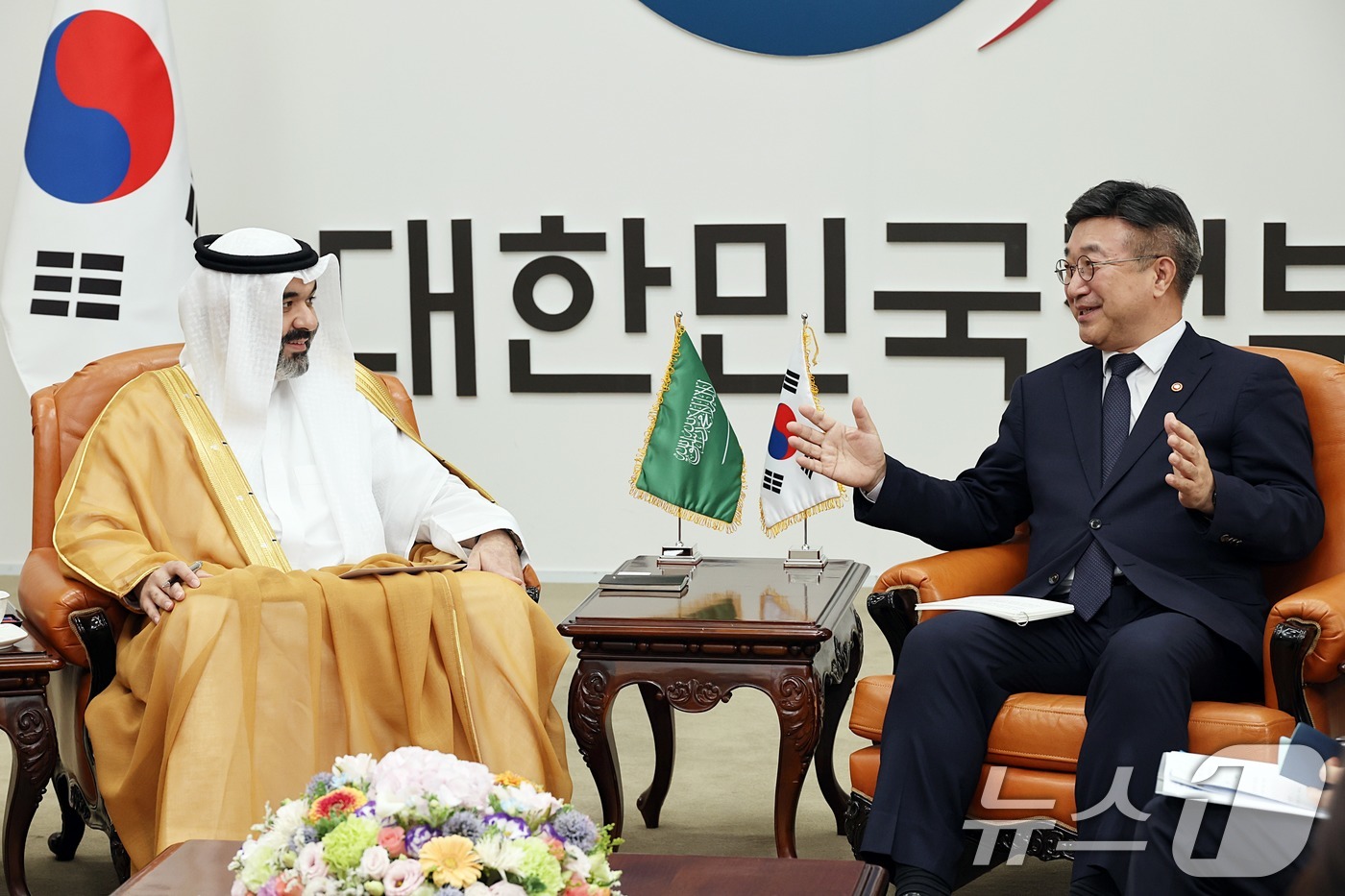 (서울=뉴스1) = 윤호중 행정안전부 장관이 16일 오후 서울 종로구 정부서울청사에서 압둘라 빈 아메르 알스와하 사우디아라비아 통신정보기술부 장관과 디지털정부 공공인프라 협력 방안 …