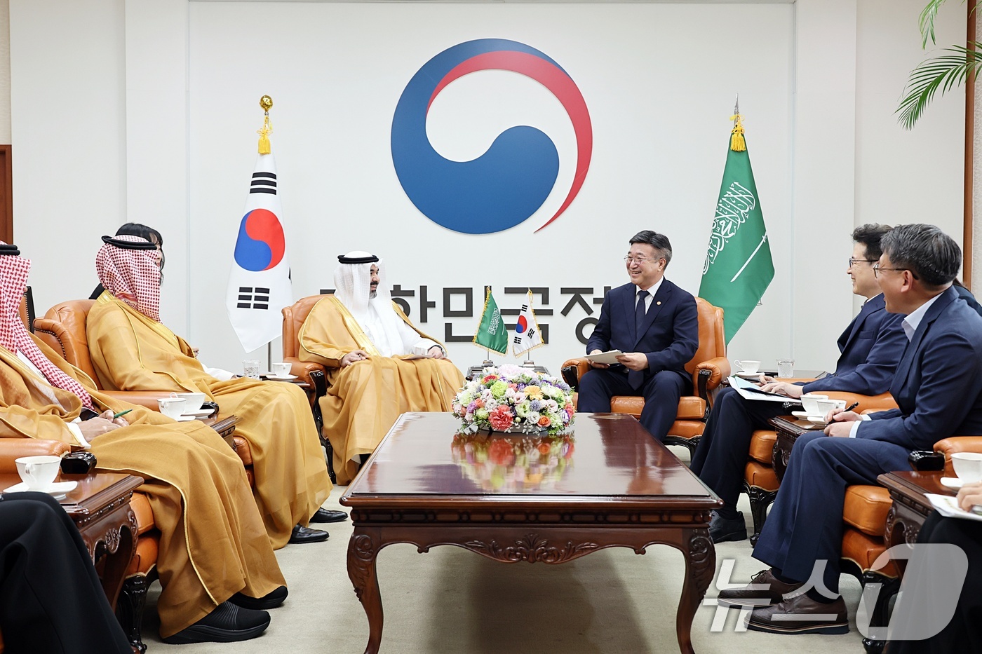 (서울=뉴스1) = 윤호중 행정안전부 장관이 16일 오후 서울 종로구 정부서울청사에서 압둘라 빈 아메르 알스와하 사우디아라비아 통신정보기술부 장관과 디지털정부 공공인프라 협력 방안 …