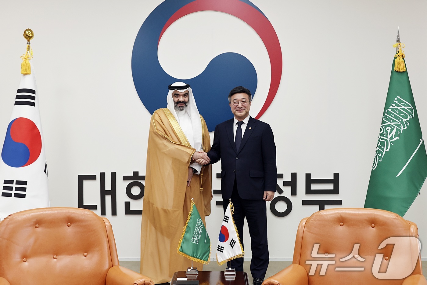 (서울=뉴스1) = 윤호중 행정안전부 장관이 16일 오후 서울 종로구 정부서울청사에서 압둘라 빈 아메르 알스와하 사우디아라비아 통신정보기술부 장관과 악수하고 있다. (행정안전부 제 …