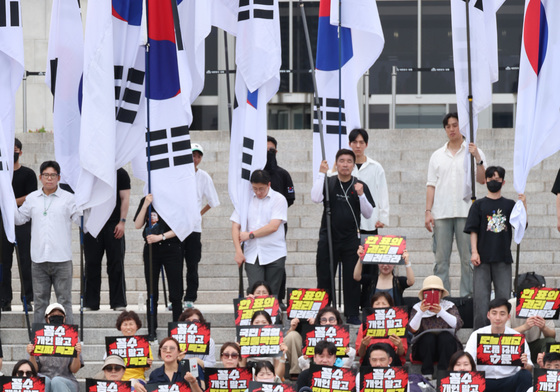 기념 촬영하는 장동혁 대표