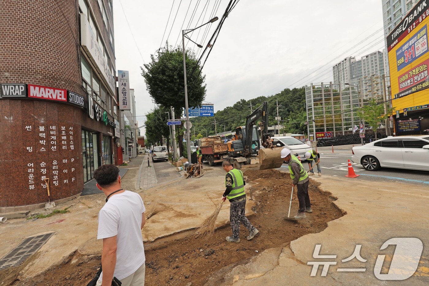 본문 이미지 - 비가 내리는 지난 16일 상습침수 취약구역인 전남광주 북구 신안동 일대에서 장마를 앞두고 배수로 공사가 진행되고 있다. ⓒ 뉴스1 박지현 기자