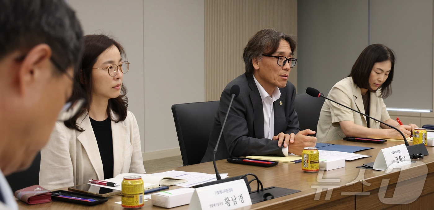 (세종=뉴스1) 김기남 기자 = 금한승 기후에너지부 1차관이 16일 세종시 정부세종청사에서 열린 생활폐기물 처리 분야 노동자의 근로조건 개선을 위한 노사정 협의체 발족식에서 발언하 …