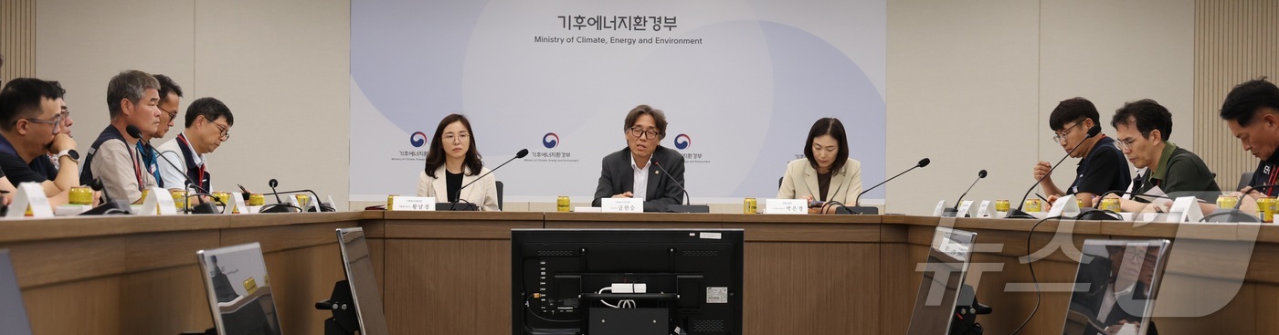 (세종=뉴스1) 김기남 기자 = 금한승 기후에너지부 1차관이 16일 세종시 정부세종청사에서 열린 생활폐기물 처리 분야 노동자의 근로조건 개선을 위한 노사정 협의체 발족식에서 발언하 …