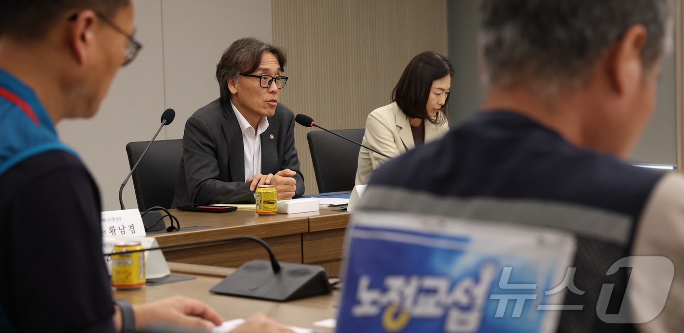 (세종=뉴스1) 김기남 기자 = 금한승 기후에너지부 1차관이 16일 세종시 정부세종청사에서 열린 생활폐기물 처리 분야 노동자의 근로조건 개선을 위한 노사정 협의체 발족식에서 발언하 …