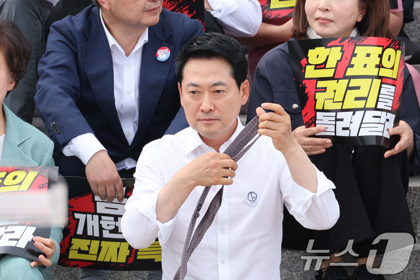 (서울=뉴스1) 신웅수 기자 = 장동혁 국민의힘 대표가 16일 서울 여의도 국회 본청 앞 계단에서 열린 입틀막법 폐지 촉구 및 국민특검 동의 서명 전달식에서 넥타이를 벗고 있다. …
