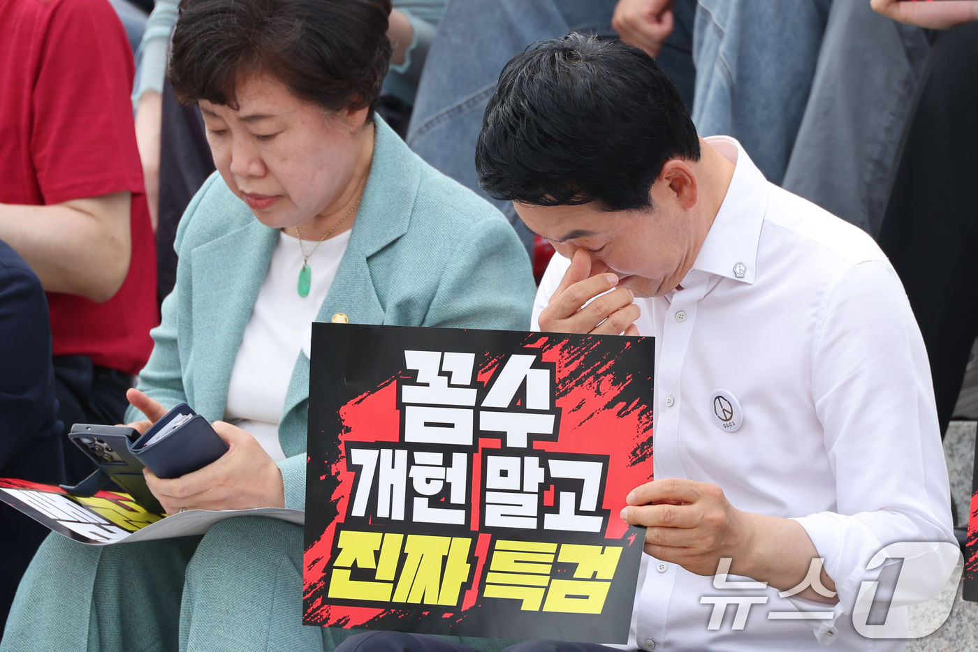 (서울=뉴스1) 신웅수 기자 = 장동혁 국민의힘 대표가 16일 서울 여의도 국회 본청 앞 계단에서 열린 입틀막법 폐지 촉구 및 국민특검 동의 서명 전달식에서 생각에 잠겨 있다. 2 …