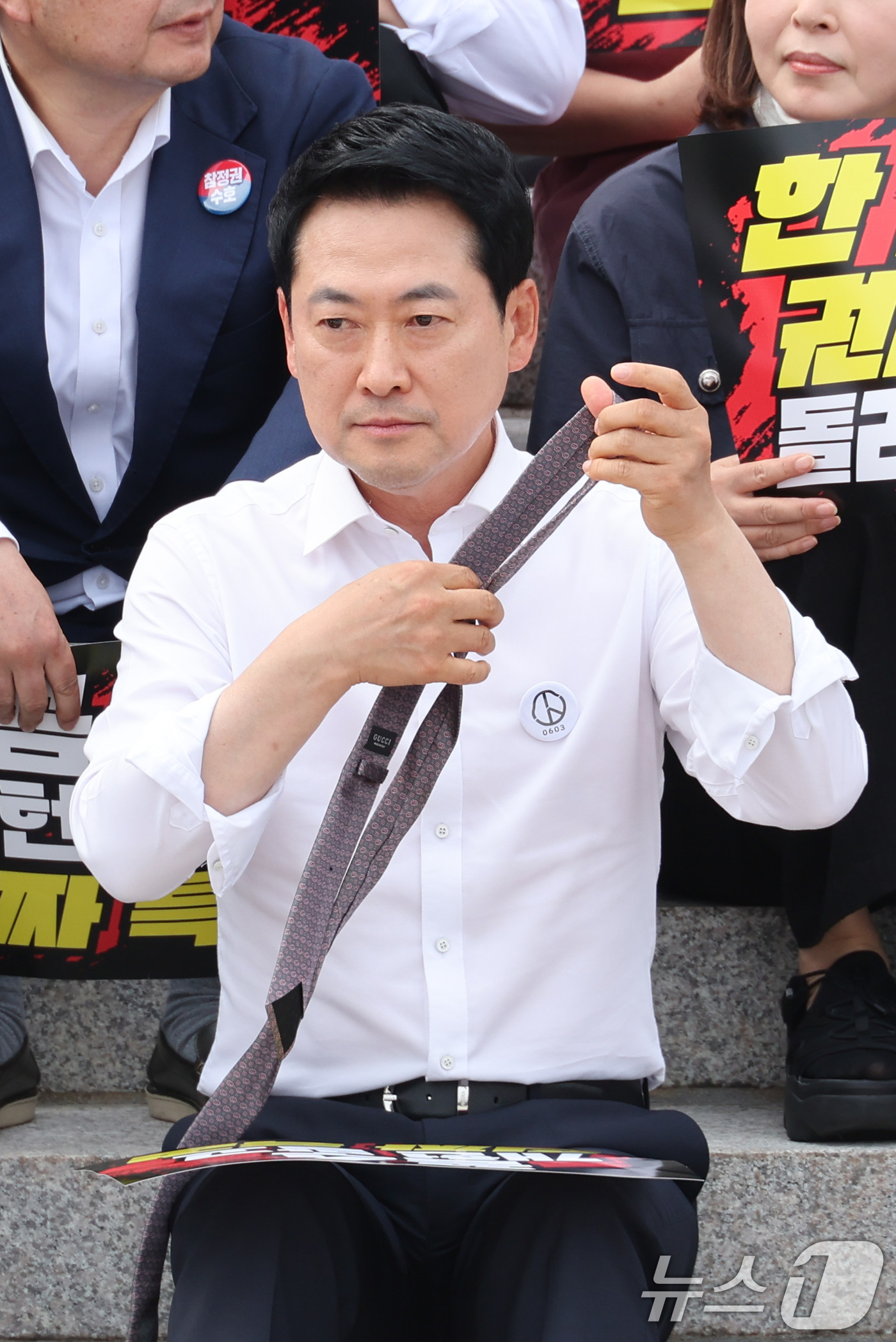 (서울=뉴스1) 신웅수 기자 = 장동혁 국민의힘 대표가 16일 서울 여의도 국회 본청 앞 계단에서 열린 입틀막법 폐지 촉구 및 국민특검 동의 서명 전달식에서 국민의례를 하고 있다. …