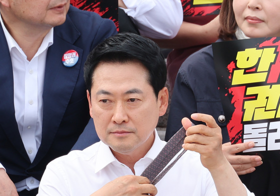 넥타이 푸는 장동혁 대표
