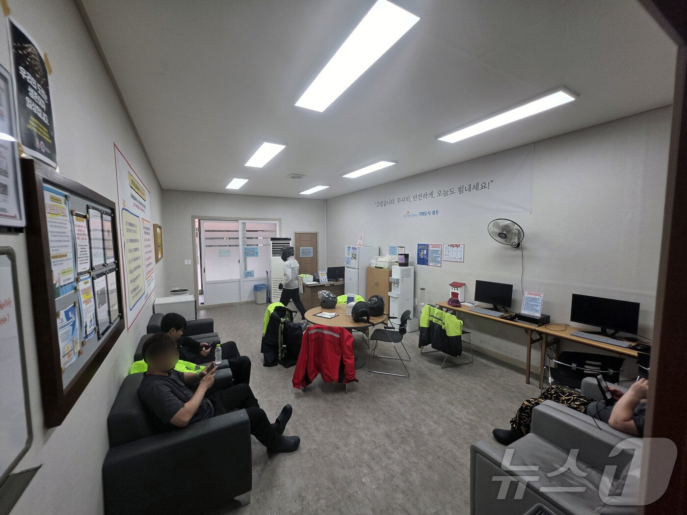 본문 이미지 - 15일 오후 전남광주통합특별시 광산구 월계동 이동노동자 쉼터 쉬소에서 이동노동자들이 휴식을 취하고 있다. 2026.7.16 ⓒ 뉴스1 조수민 기자