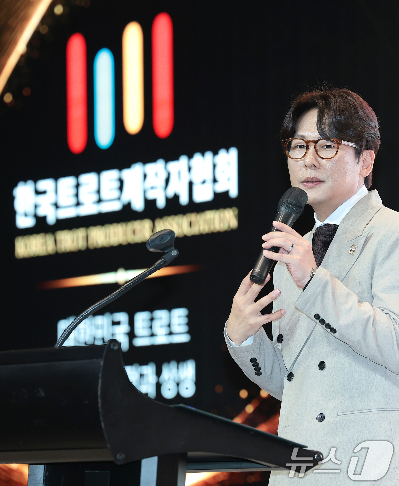 (서울=뉴스1) 권현진 기자 = 이시하 한국음악저작권협회 회장이 16일 서울 영등포구 글래드호텔에서 열린 한국트로트제작자협회 창립 발대식에 참석해 축사를 하고 있다.‘한국트로트제작 …