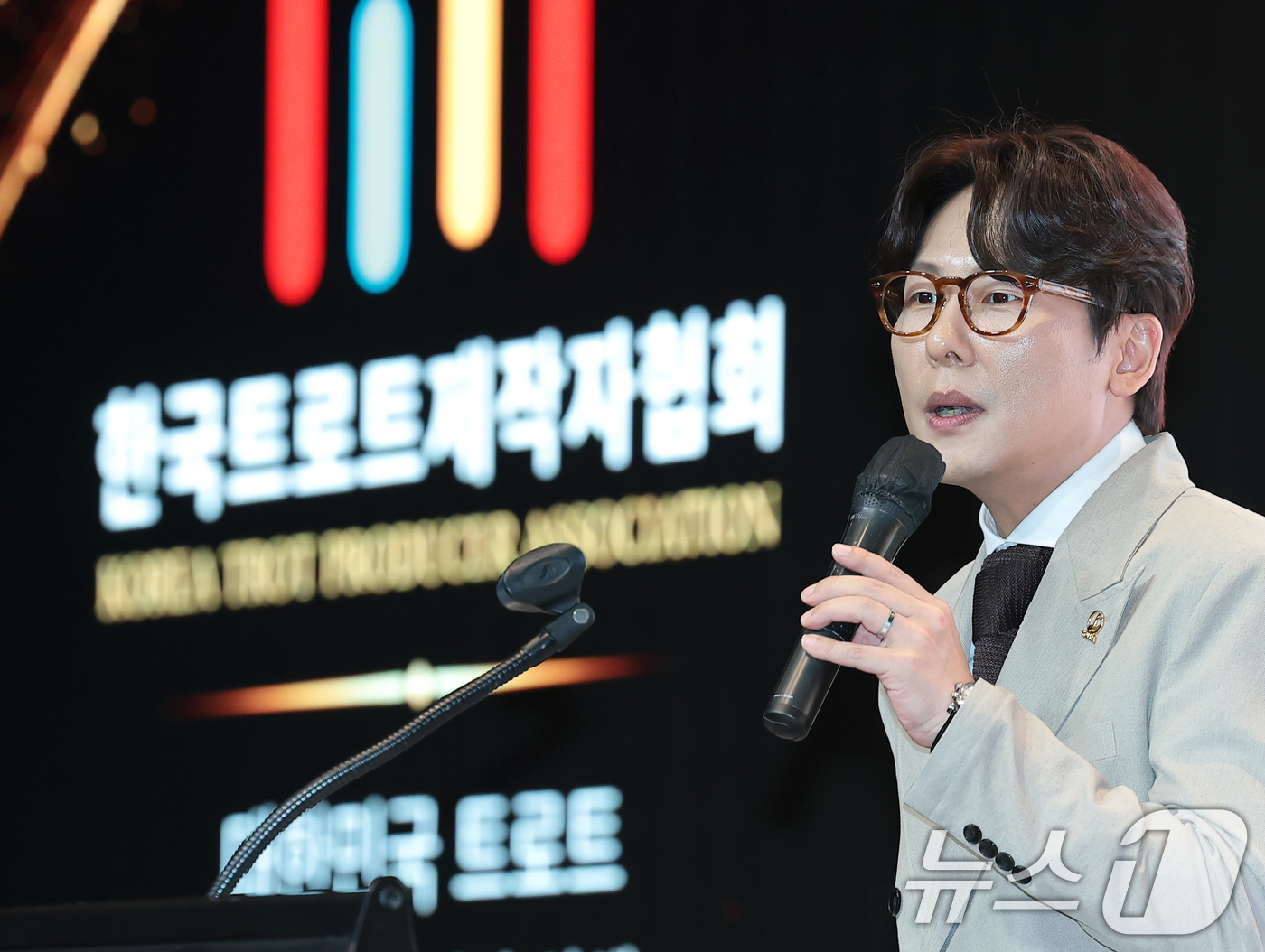 (서울=뉴스1) 권현진 기자 = 이시하 한국음악저작권협회 회장이 16일 서울 영등포구 글래드호텔에서 열린 한국트로트제작자협회 창립 발대식에 참석해 축사를 하고 있다.‘한국트로트제작 …