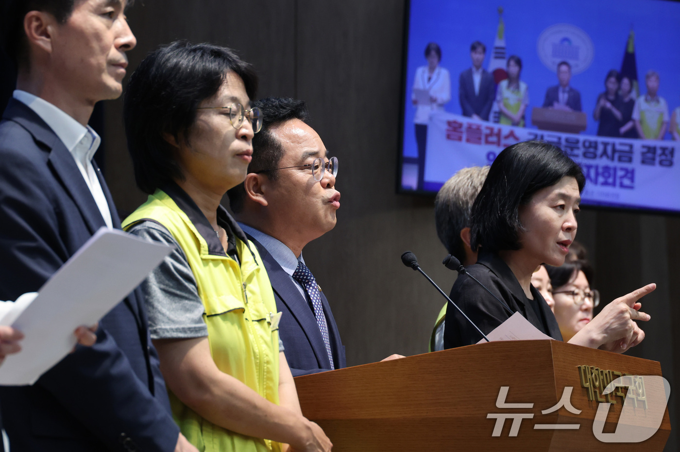 (서울=뉴스1) 신웅수 기자 = 민병덕 더불어민주당 을지로위원장이 16일 서울 여의도 국회 소통관에서 홈플러스 긴급운영자금 결정 입장 발표 기자회견을 하고 있다. 2026.7.16 …