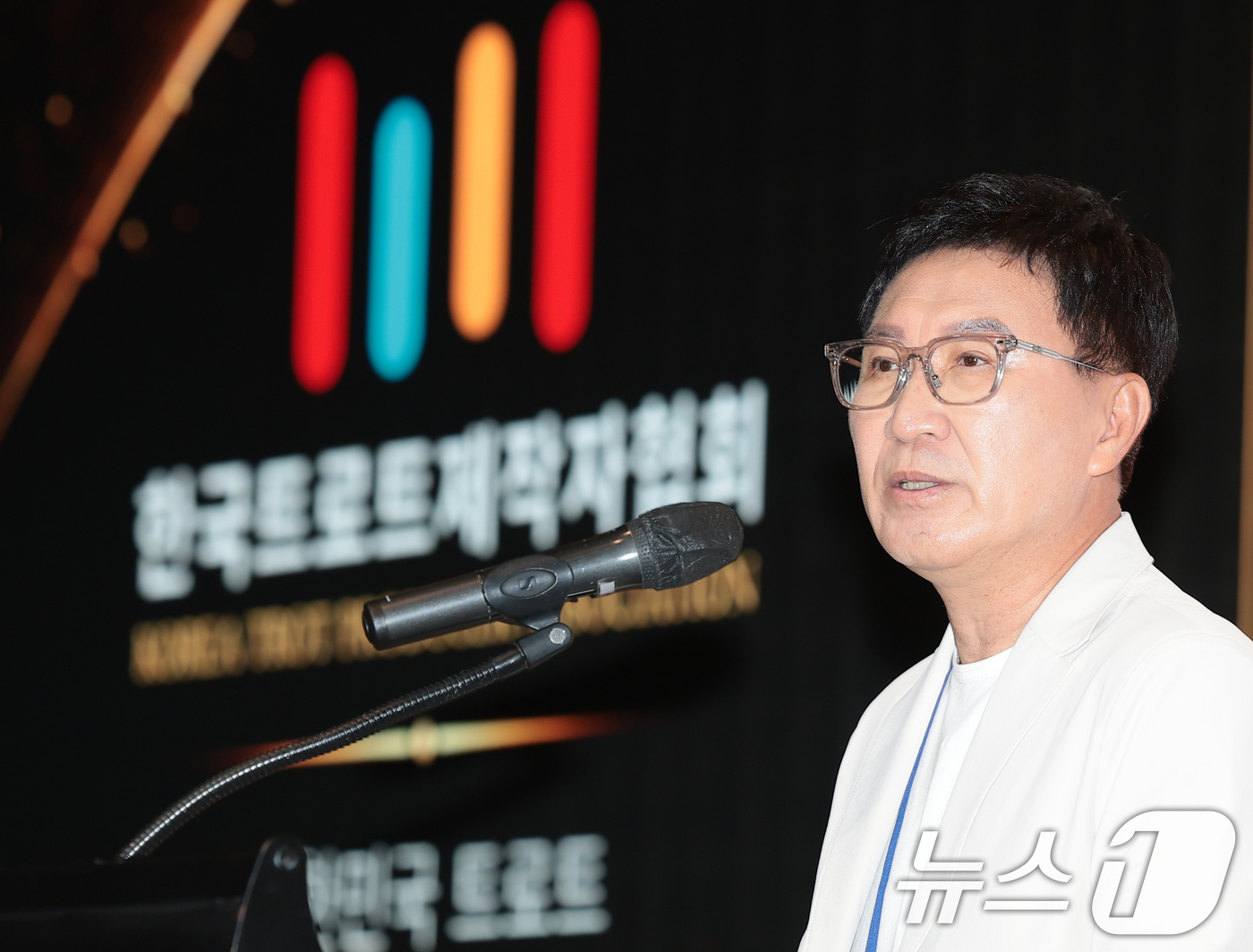 (서울=뉴스1) 권현진 기자 = 시성웅 회장이 16일 서울 영등포구 글래드호텔에서 열린 한국트로트제작자협회 창립 발대식에 참석해 인사말을 하고 있다.‘한국트로트제작자협회’는 대한민 …