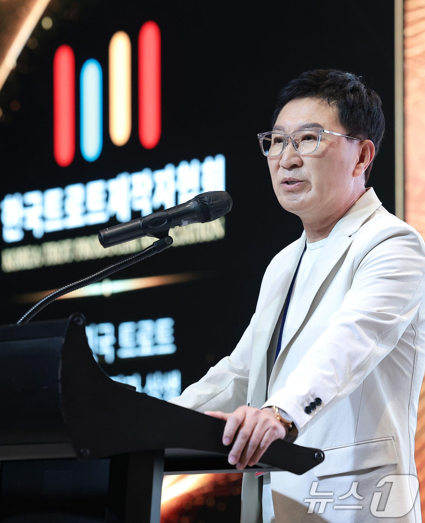 (서울=뉴스1) 권현진 기자 = 시성웅 회장이 16일 서울 영등포구 글래드호텔에서 열린 한국트로트제작자협회 창립 발대식에 참석해 인사말을 하고 있다.‘한국트로트제작자협회’는 대한민 …