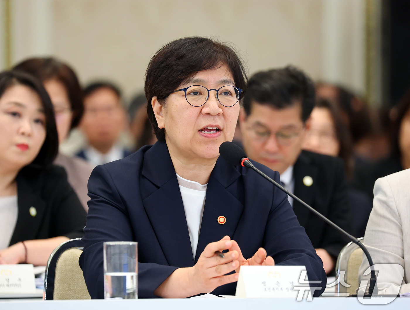 (서울=뉴스1) 이재명 기자 = 정은경 보건복지부 장관이 16일 청와대 영빈관에서 열린 보건복지부, 식품의약품안전처, 성평등가족부, 국민권익위원회 2차 업무보고에서 보고를 하고 있 …