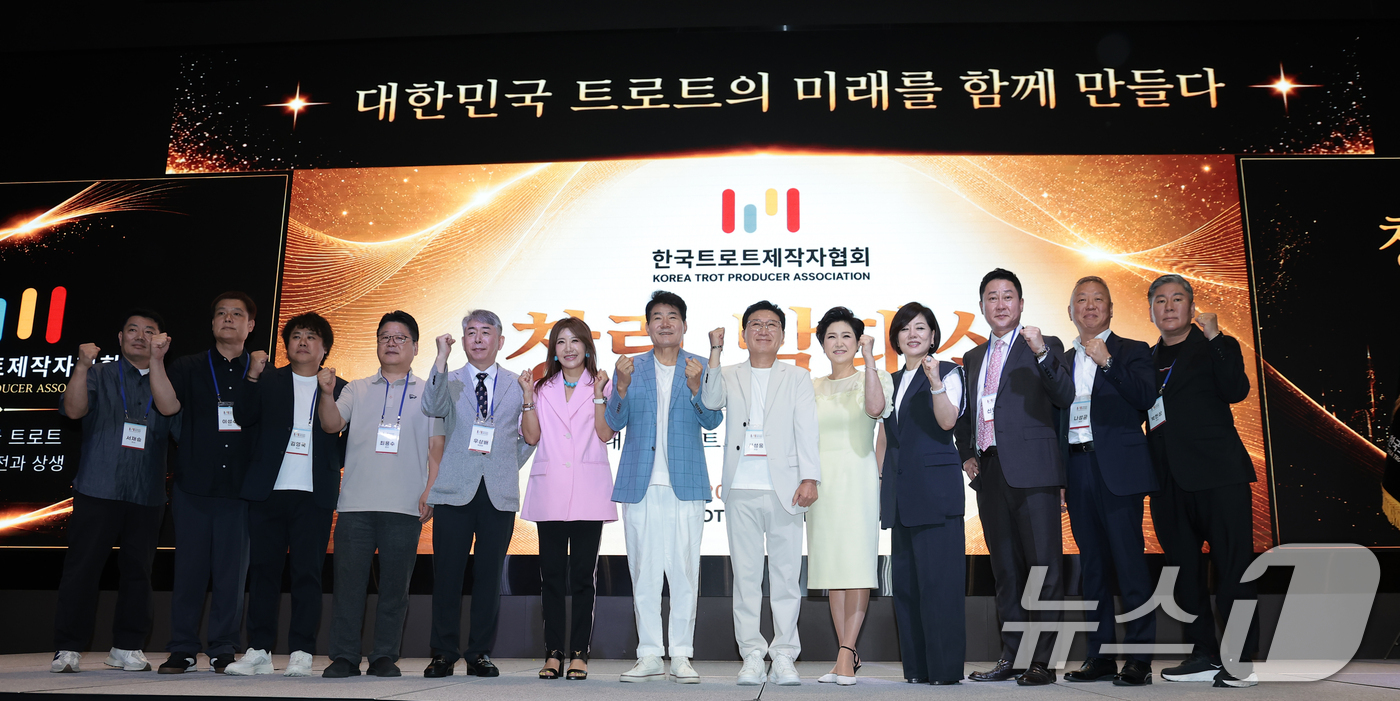 (서울=뉴스1) 권현진 기자 = 시성웅 회장(왼쪽 여덟번째)을 비롯한 관계자들이 16일 서울 영등포구 글래드호텔에서 열린 한국트로트제작자협회 창립 발대식에 참석해 포즈를 취하고 있 …