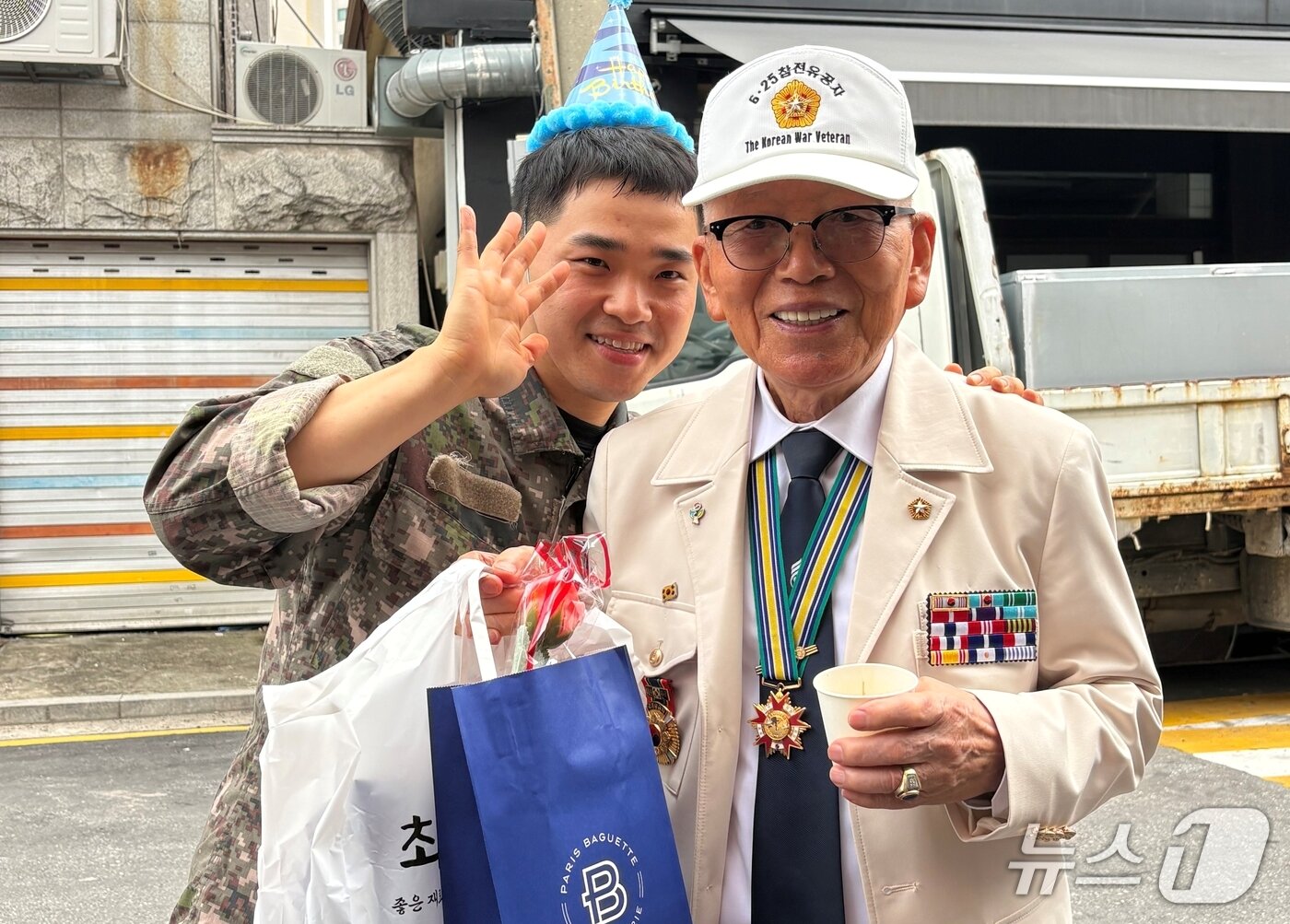 본문 이미지 - 박민규 씨(왼쪽)가 도봉구 6·25참전유공자회 김성용 사무국장과 기념촬영을 하고 있다. 2026.7.16 ⓒ News1 소봄이 기자
