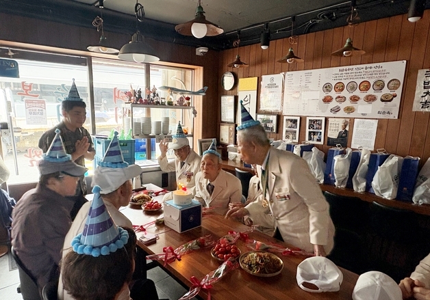 점심 장사 접고 6·25 참전용사 생일잔치한 MZ사장님…"외증조부가 독립유공자"