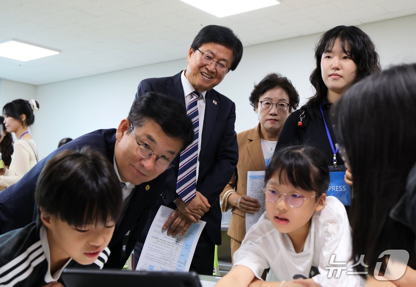 본문 이미지 - 지난 15일 충북 청주 복대초를 찾은 최교진 교육부 장관과 윤건영 충북교육감이 5학년 1반 수업을 참관하고 있다.(교육부 제공)