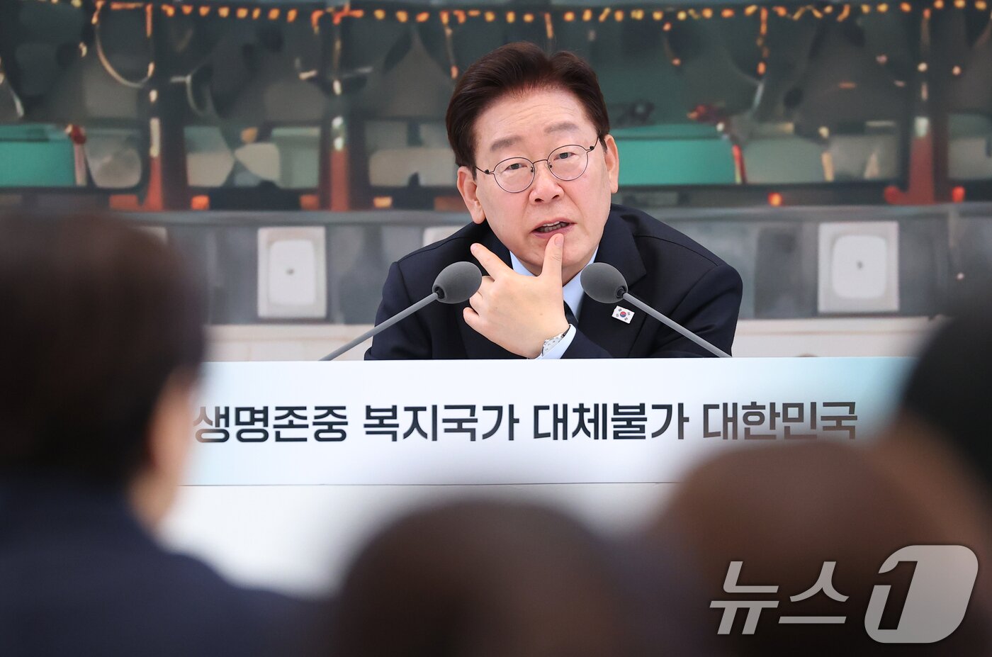 본문 이미지 - 이재명 대통령이 지난달 청와대 영빈관에서 열린 보건복지부, 식품의약품안전처, 성평등가족부, 국민권익위원회 2차 업무보고에서 발언을 하고 있다. (청와대통신사진기자단) 2026.7.16