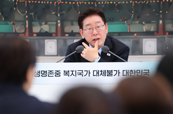 李대통령 "담배소송 어떻게 됐나요?…재판 시작 20년 안 됐나?"