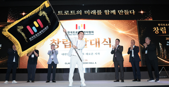 협회기 힘차게 흔드는 시성웅 회장