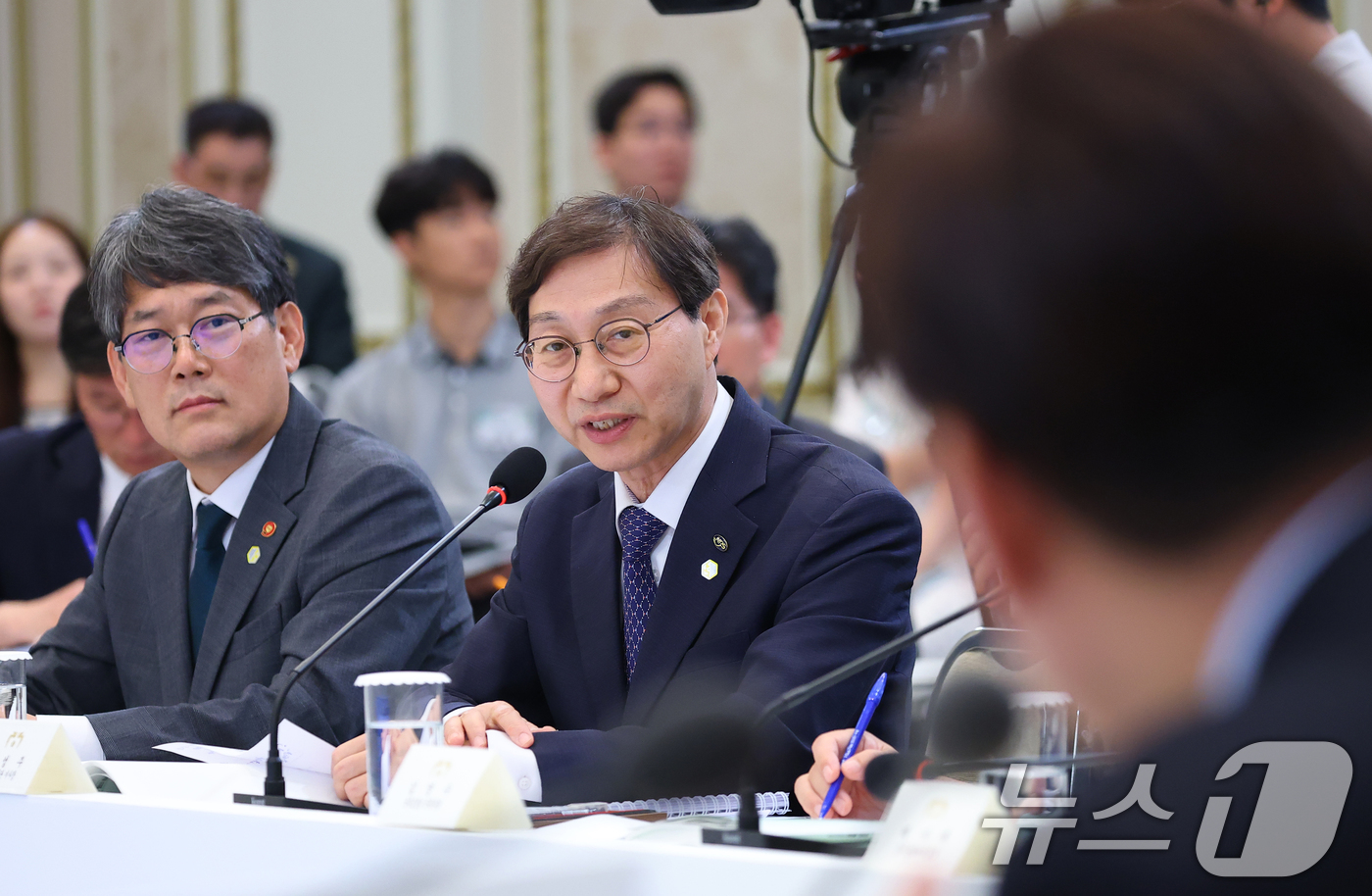 (서울=뉴스1) 이재명 기자 = 김성주 국민연금공단 이사장이 16일 청와대 영빈관에서 열린 보건복지부, 식품의약품안전처, 성평등가족부, 국민권익위원회 2차 업무보고에서 발언을 하고 …