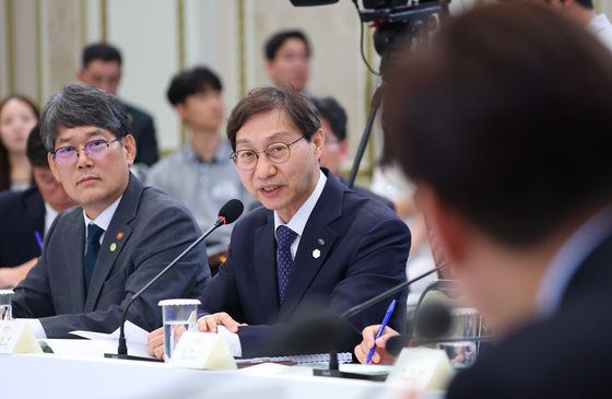 업무보고 하는 김성주 이사장