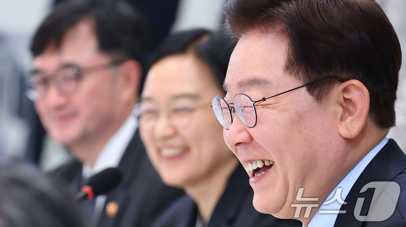 (서울=뉴스1) 이재명 기자 = 이재명 대통령이 16일 청와대 영빈관에서 열린 보건복지부, 식품의약품안전처, 성평등가족부, 국민권익위원회 2차 업무보고에서 미소를 짓고 있다. (청 …
