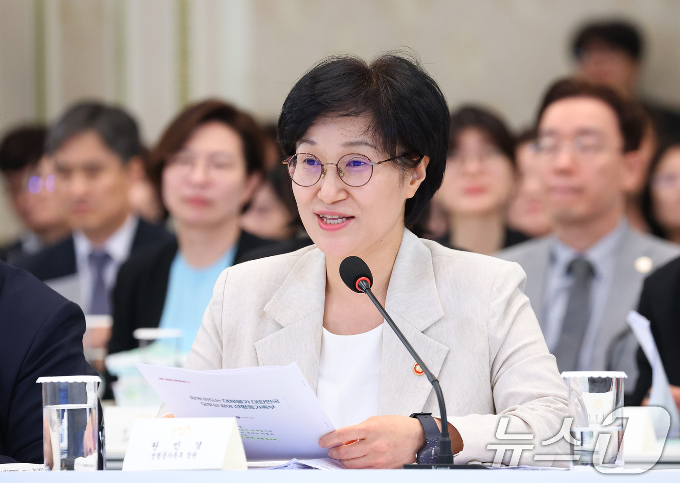 (서울=뉴스1) 이재명 기자 = 원민경 성평등가족부 장관이 16일 청와대 영빈관에서 열린 보건복지부, 식품의약품안전처, 성평등가족부, 국민권익위원회 2차 업무보고에서 보고를 하고 …