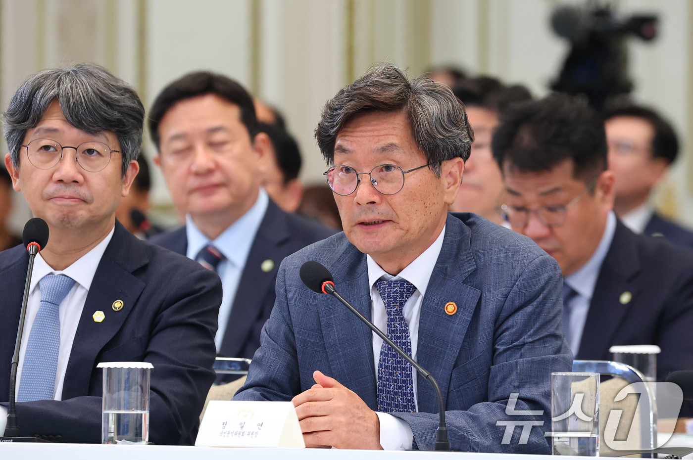 (서울=뉴스1) 이재명 기자 = 정일연 국민권익위원장이 16일 청와대 영빈관에서 열린 보건복지부, 식품의약품안전처, 성평등가족부, 국민권익위원회  2차 업무보고에서 보고를 하고 있 …