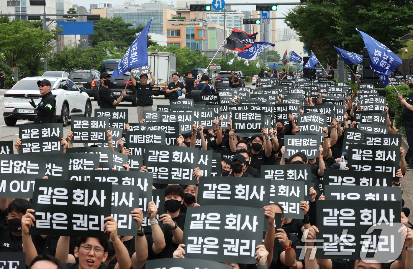 본문 이미지 - 경기 수원시 영통구 삼성전자 수원사업장 정문에서 7월 16일 열린 삼성전자노동조합 동행(동행노조) 집회에서 조합원들이 2026년 임금협상에 따른 성과급 격차를 규탄하고 있다. (뉴스1DB) ⓒ 뉴스1 김영운 기자
