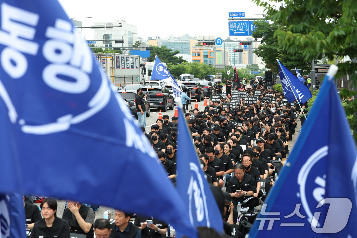 (수원=뉴스1) 김영운 기자 = 16일 경기 수원시 영통구 삼성전자 수원사업장 정문에서 열린 삼성전자노동조합 동행(동행노조) 집회에서 조합원들이 2026년 임금협상에 따른 성과급 …