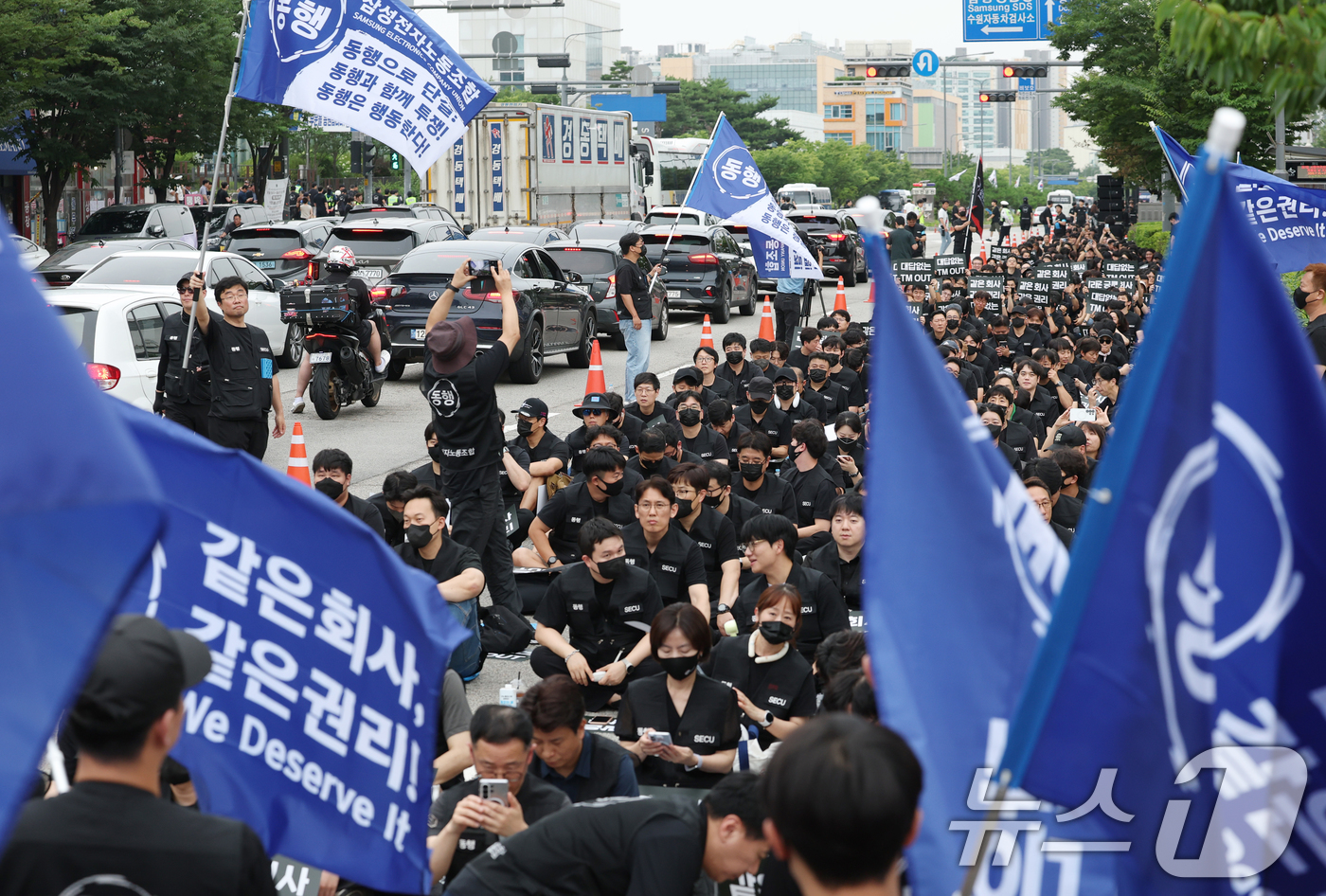 (수원=뉴스1) 김영운 기자 = 16일 경기 수원시 영통구 삼성전자 수원사업장 정문에서 열린 삼성전자노동조합 동행(동행노조) 집회에서 조합원들이 2026년 임금협상에 따른 성과급 …