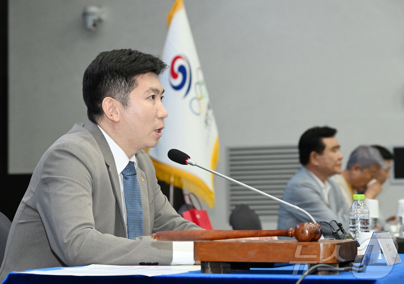 (서울=뉴스1) = 유승민 대한체육회장이 16일 오후 서울시 송파구 올림픽파크텔 1층 올림피아홀에서 열린 2026년도 임시대의원총회에서 발언을 하고 있다.이날 총회에서는 임원 선임 …