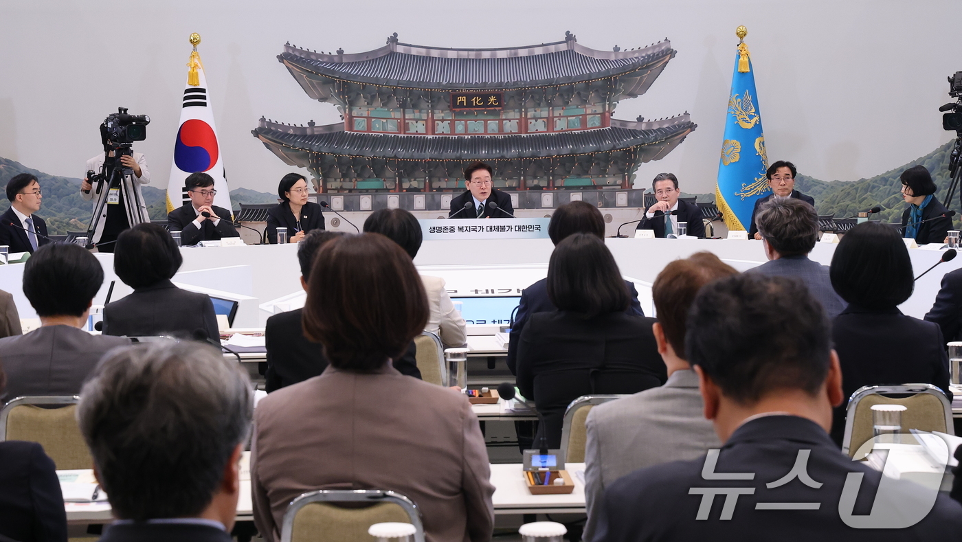 (서울=뉴스1) 이재명 기자 = 이재명 대통령이 16일 청와대 영빈관에서 열린 보건복지부, 식품의약품안전처, 성평등가족부, 국민권익위원회 2차 업무보고에서 발언을 하고 있다. (청 …