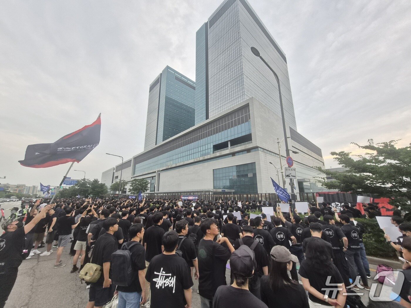 본문 이미지 -  16일 경기 수원시 영통구 삼성전자 수원사업장 정문에서 열린 삼성전자노동조합 동행(동행노조) 집회에서 조합원들이 2026년 임금협상에 따른 성과급 격차를 규탄하고 있다. 2026.7.16 ⓒ 뉴스1 김기현 기자