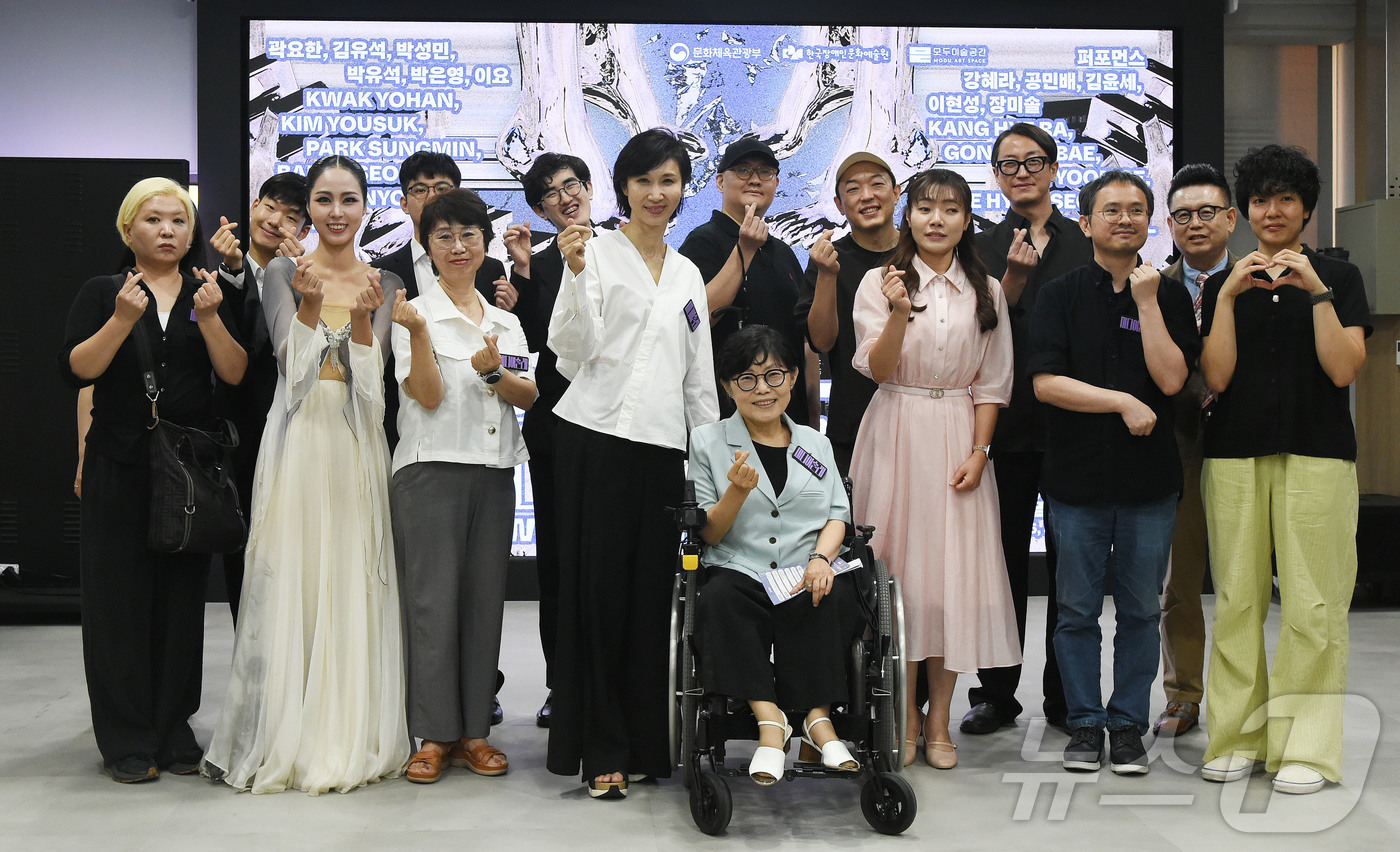 (서울=뉴스1) = 16일 서울 중구 모두미술관에서 열린 ‘2026 장애와 기술전 미디어 술래術來’ 개막식에서 아트센터 나비 노소영 관장 및 전시 참여 작가, 문화예술 관계자들이 …