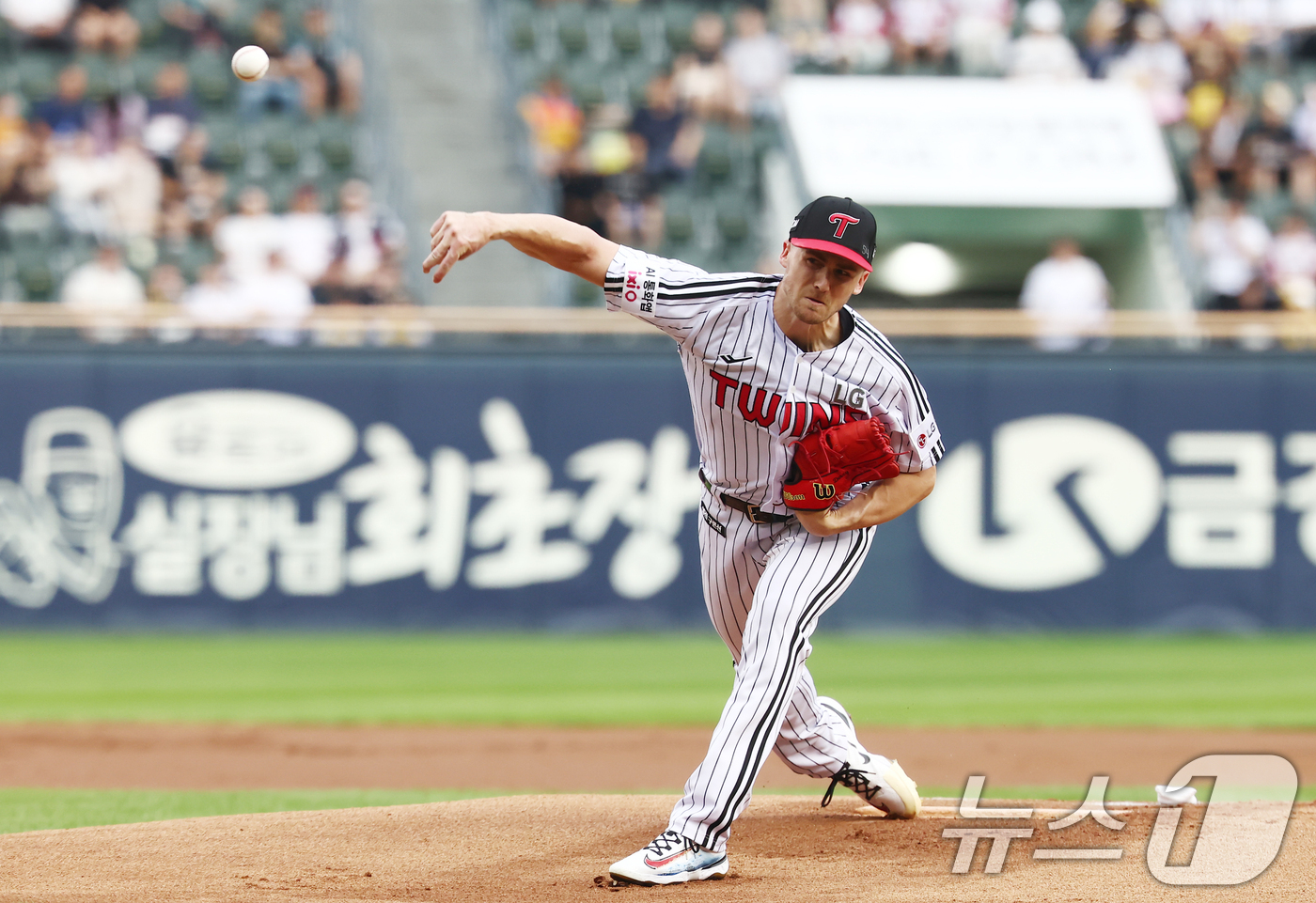 (서울=뉴스1) 김민지 기자 = LG 선발 투수 앤더스 톨허스트가 16일 오후 서울 송파구 잠실야구장에서 열린 '2026 신한SOL KBO리그' LG 트윈스와 KT 위즈의 경기 1 …