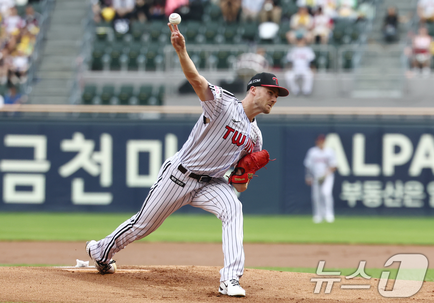 (서울=뉴스1) 김민지 기자 = LG 선발 투수 앤더스 톨허스트가 16일 오후 서울 송파구 잠실야구장에서 열린 '2026 신한SOL KBO리그' LG 트윈스와 KT 위즈의 경기 1 …
