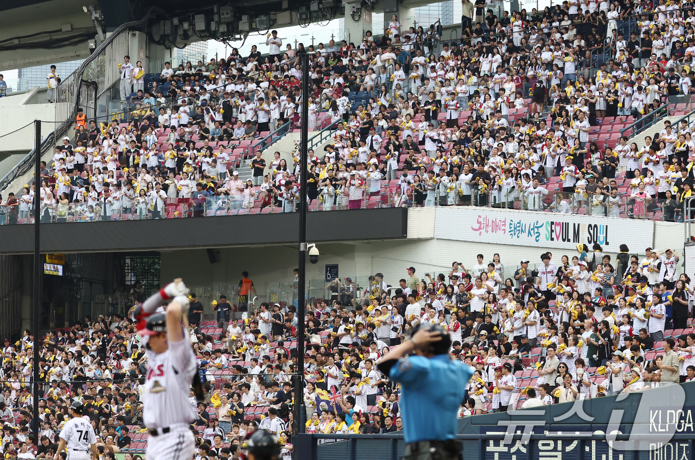 (서울=뉴스1) 김민지 기자 = 프로야구 후반기 일정이 시작된 16일 오후 서울 송파구 잠실야구장에서 열린 '2026 신한SOL KBO리그' LG 트윈스와 KT 위즈의 경기에서 관 …