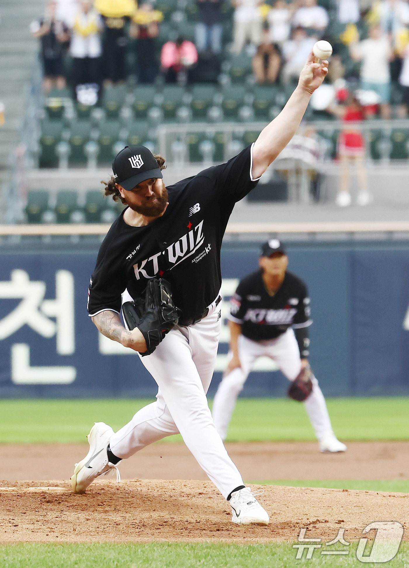 (서울=뉴스1) 김민지 기자 = KT 선발 투수 로건 앨런이 16일 오후 서울 송파구 잠실야구장에서 열린 '2026 신한SOL KBO리그' LG 트윈스와 KT 위즈의 경기 1회말 …