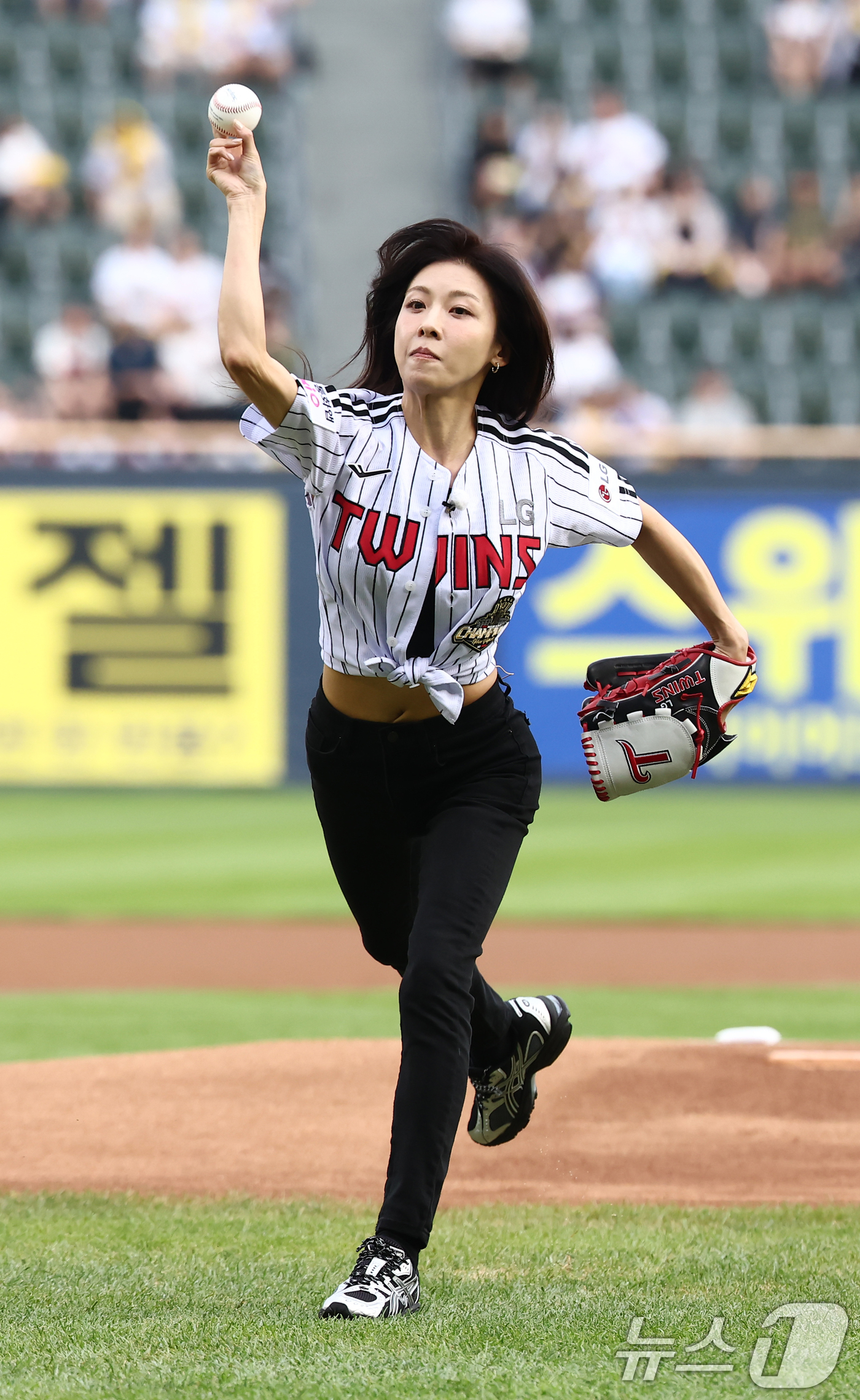 (서울=뉴스1) 김민지 기자 = 배우 하지원이 16일 오후 서울 송파구 잠실야구장에서 열린 '2026 신한SOL KBO리그' LG 트윈스와 KT 위즈의 경기에서 승리 기원 시구를 …