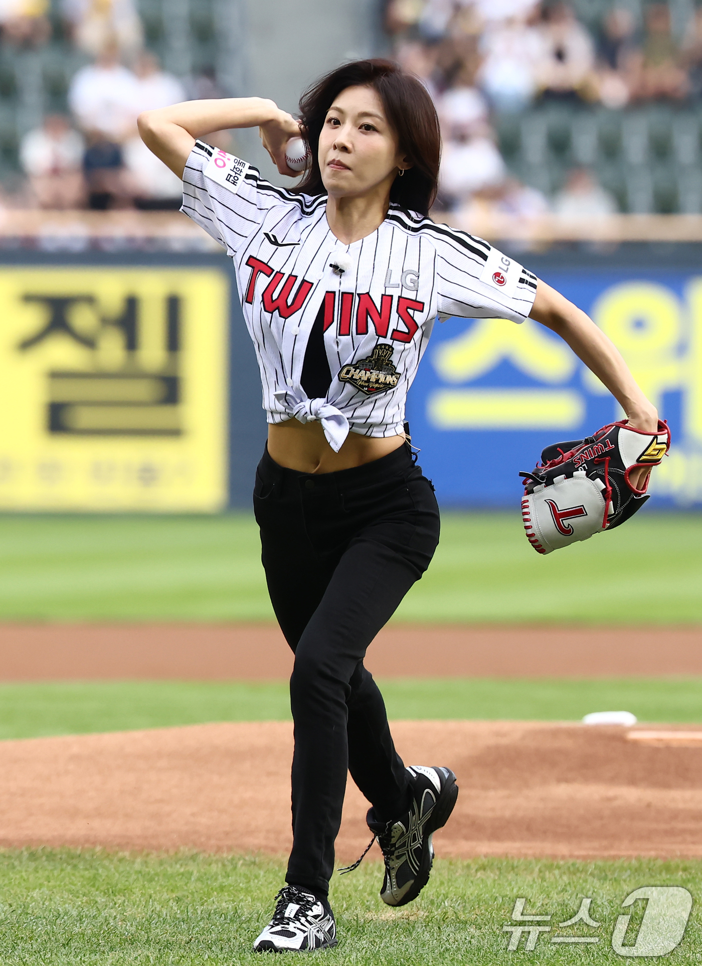 (서울=뉴스1) 김민지 기자 = 배우 하지원이 16일 오후 서울 송파구 잠실야구장에서 열린 '2026 신한SOL KBO리그' LG 트윈스와 KT 위즈의 경기에서 승리 기원 시구를 …