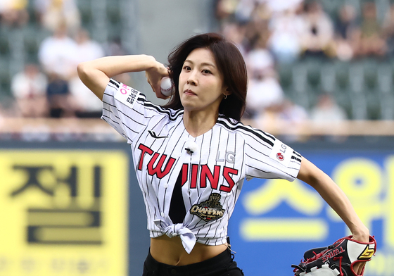 승리 기원 시구하는 하지원