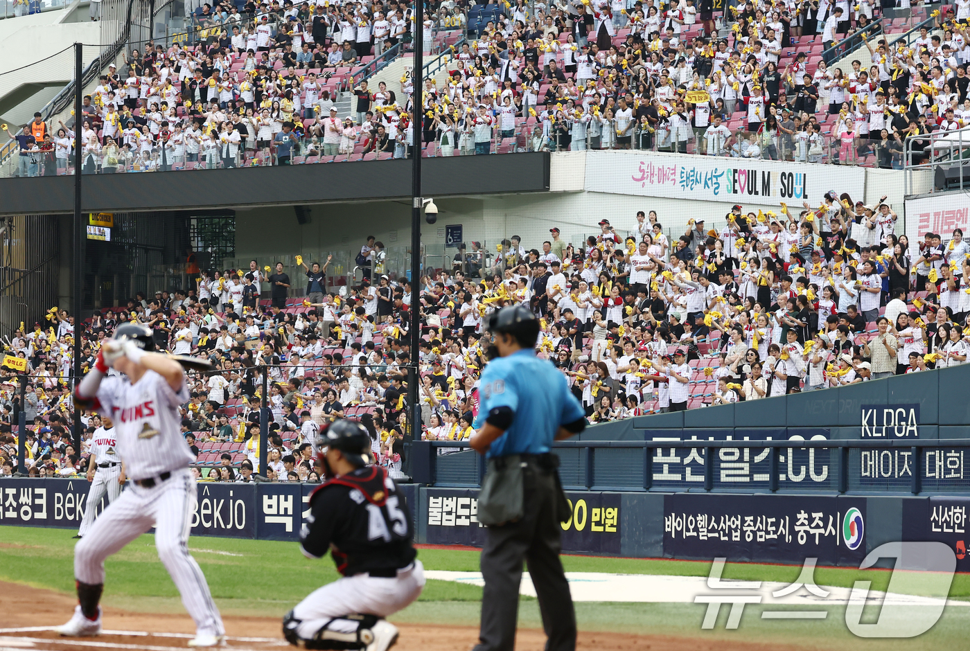 (서울=뉴스1) 김민지 기자 = 프로야구 후반기 일정이 시작된 16일 오후 서울 송파구 잠실야구장에서 열린 '2026 신한SOL KBO리그' LG 트윈스와 KT 위즈의 경기에서 관 …