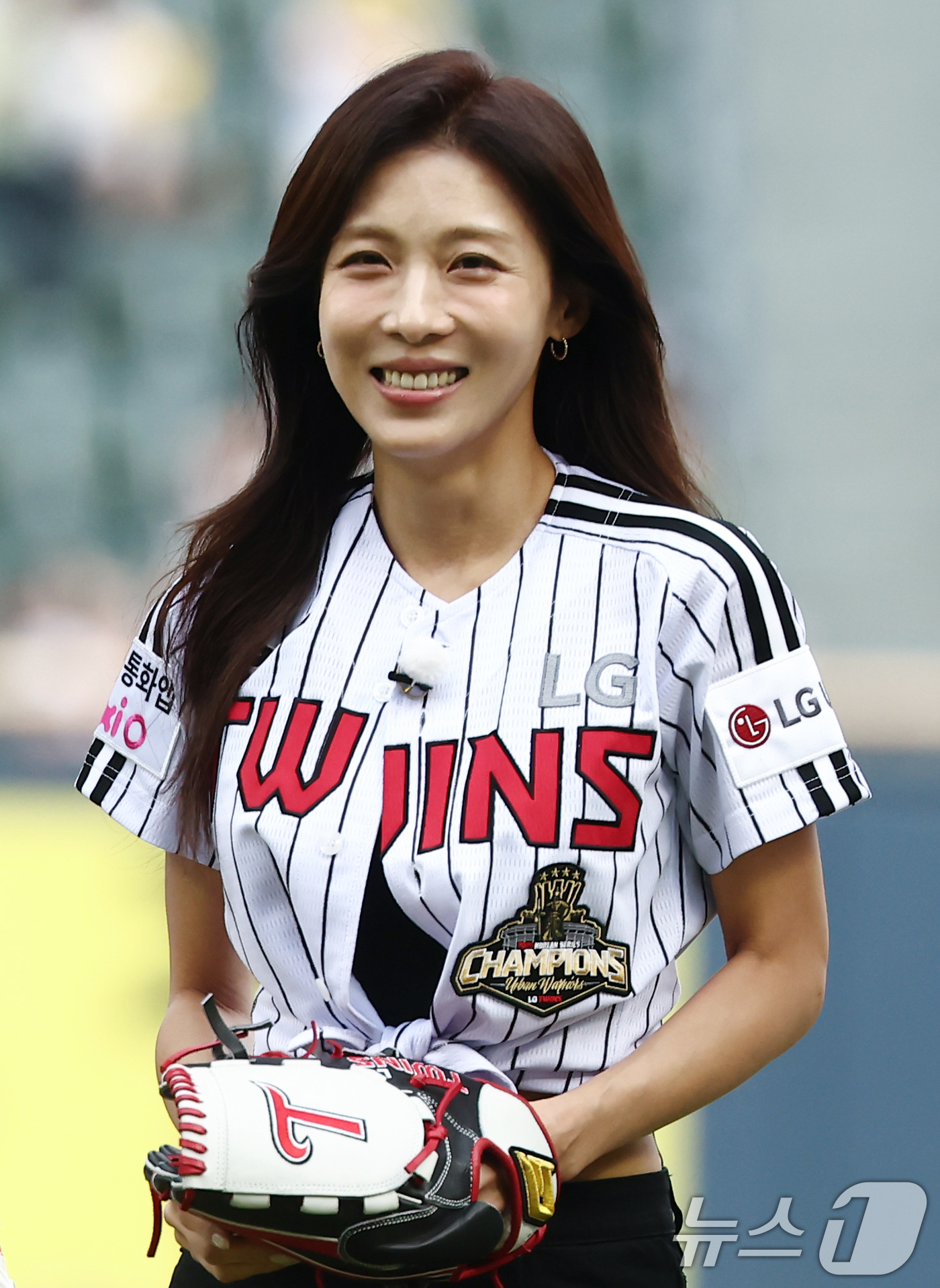 (서울=뉴스1) 김민지 기자 = 배우 하지원이 16일 오후 서울 송파구 잠실야구장에서 열린 '2026 신한SOL KBO리그' LG 트윈스와 KT 위즈의 경기에서 승리 기원 시구를 …
