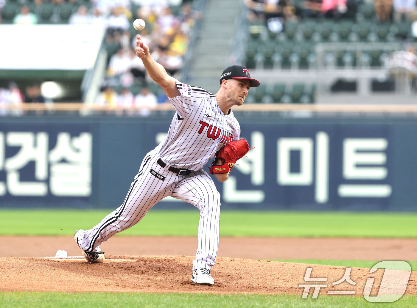 (서울=뉴스1) 이종수 기자 = LG 선발 투수 앤더스 톨허스트가 16일 오후 서울 송파구 잠실야구장에서 열린 '2026 신한SOL KBO리그' LG 트윈스와 KT 위즈의 경기에서 …